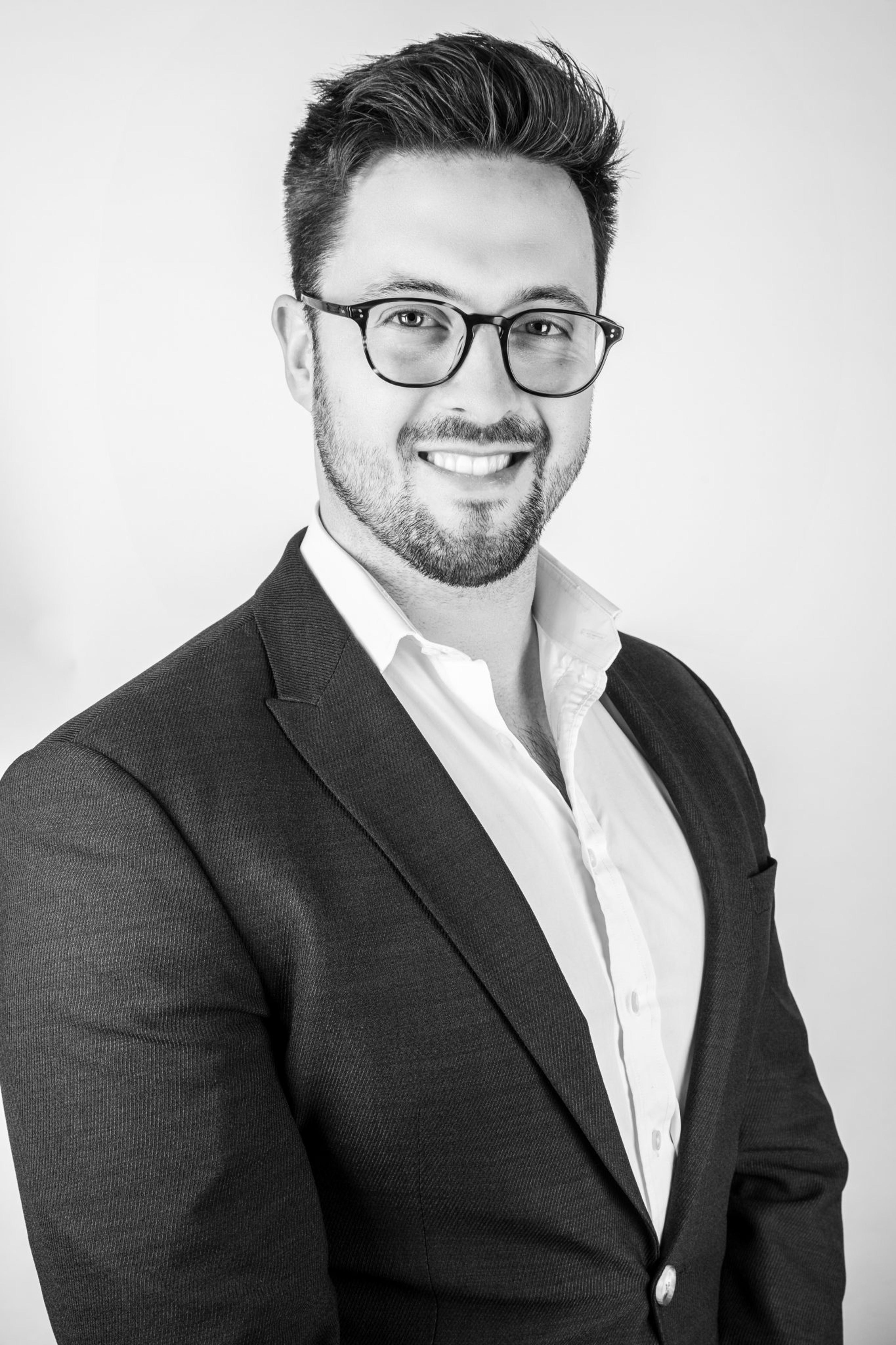 Oliver Graham-Yooll author profile