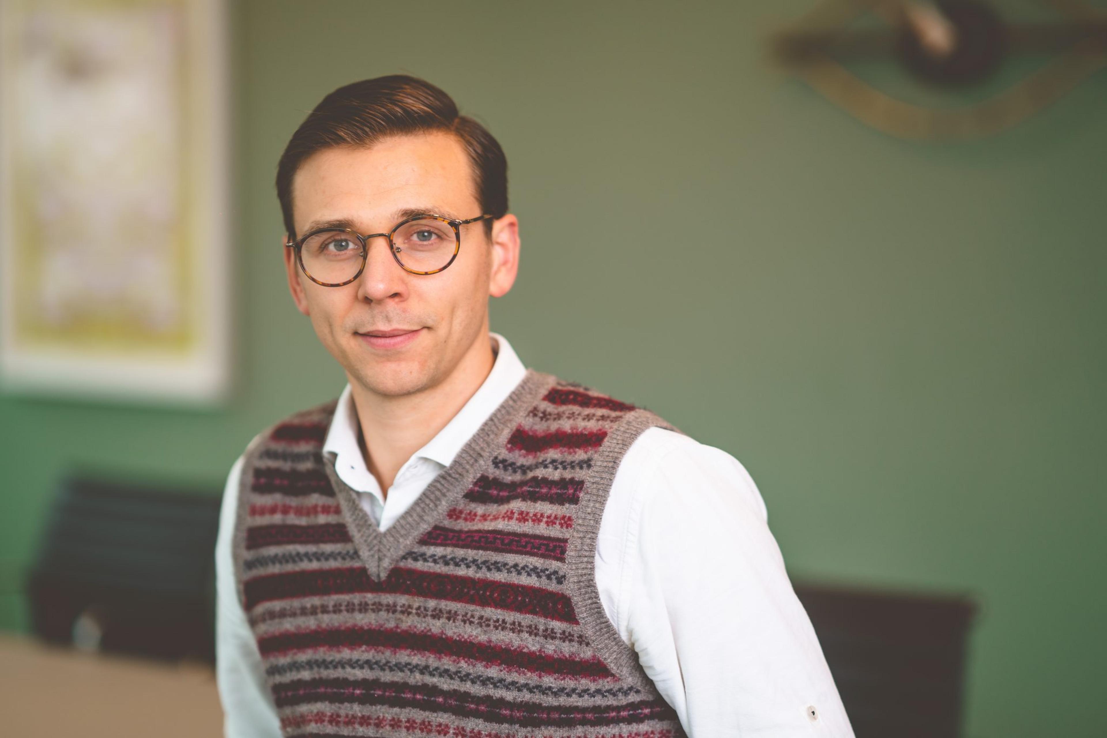 Simon King author profile