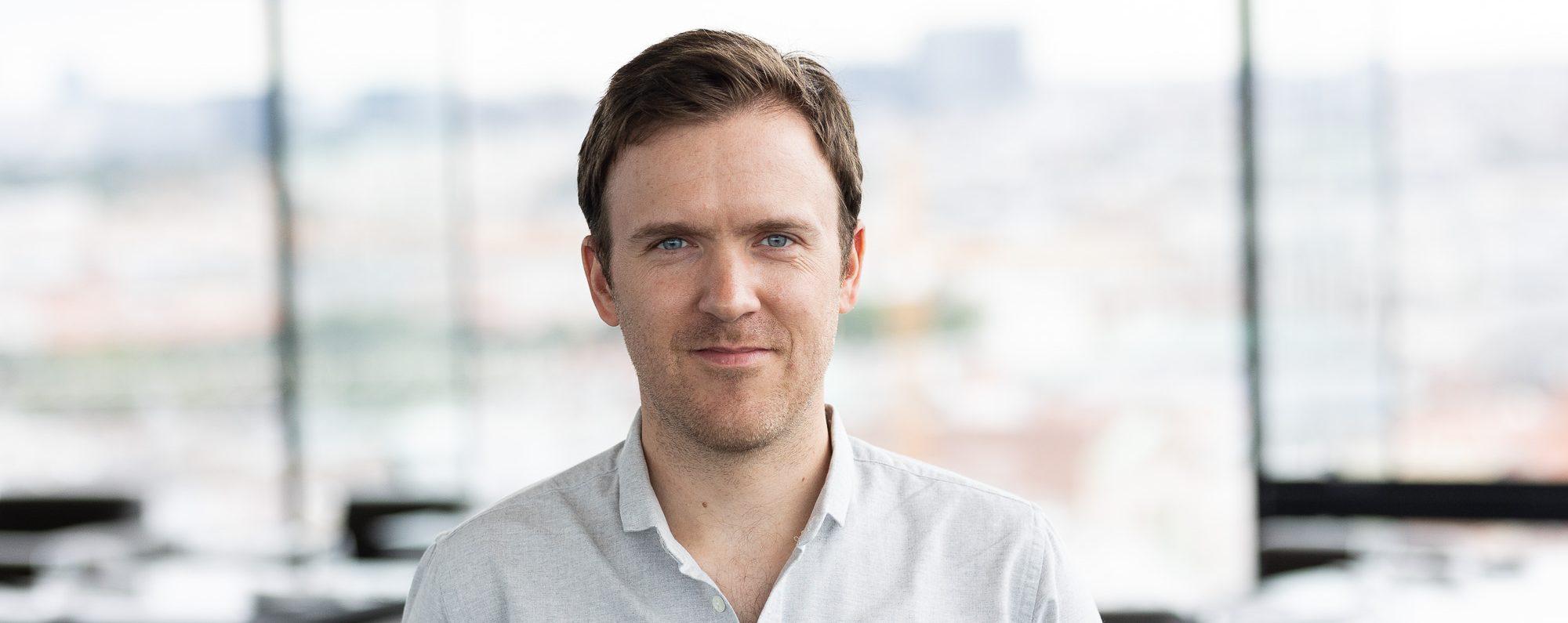 A landscape headshot of Jeroen Arts from Speedinvest in an office.
