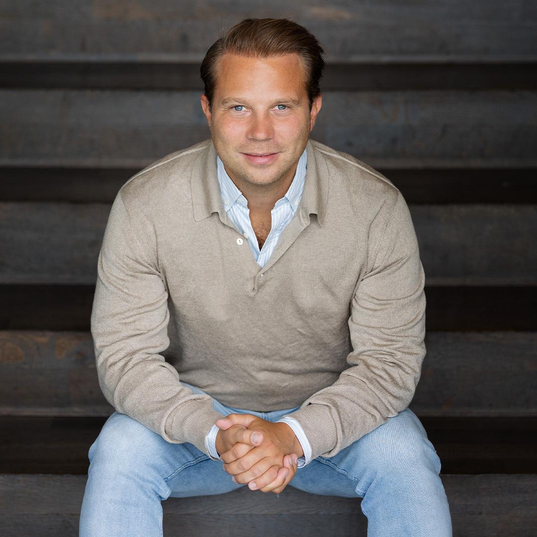 Tom Filip Lesche sitting on steps