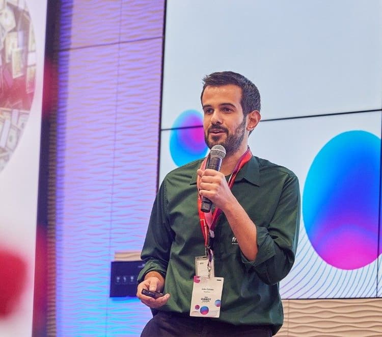 João Calixto, a research and development biochemist at Freetilizer, speaking on stage.