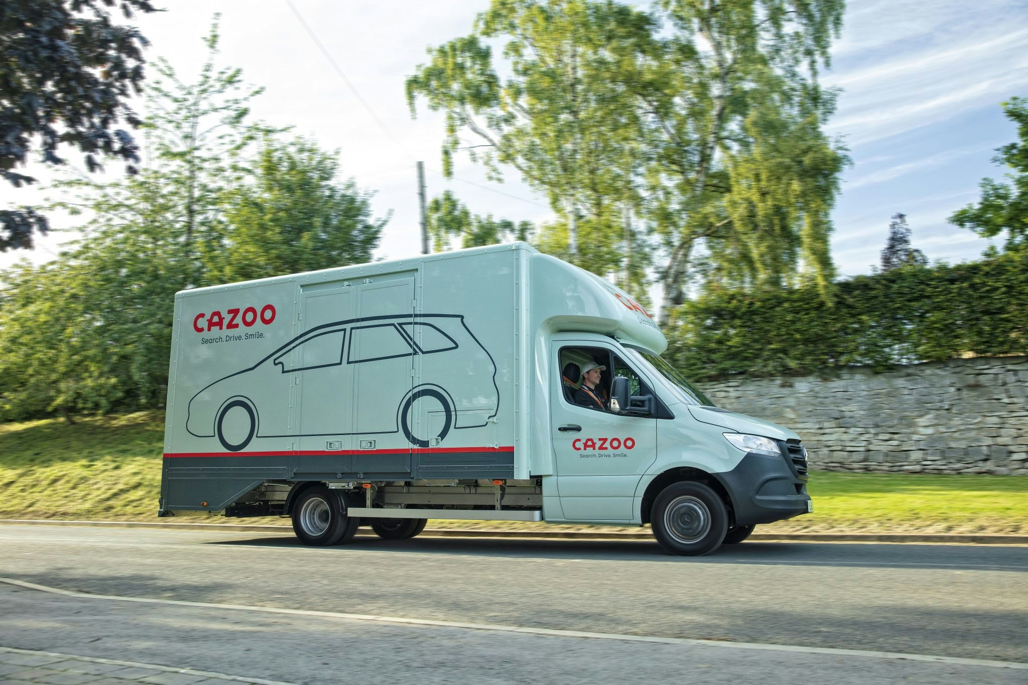 Photo of a Cazoo delivery vehicle.