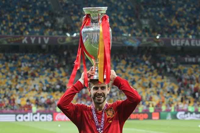 Gerard Piqué with Euro 2012 trophy