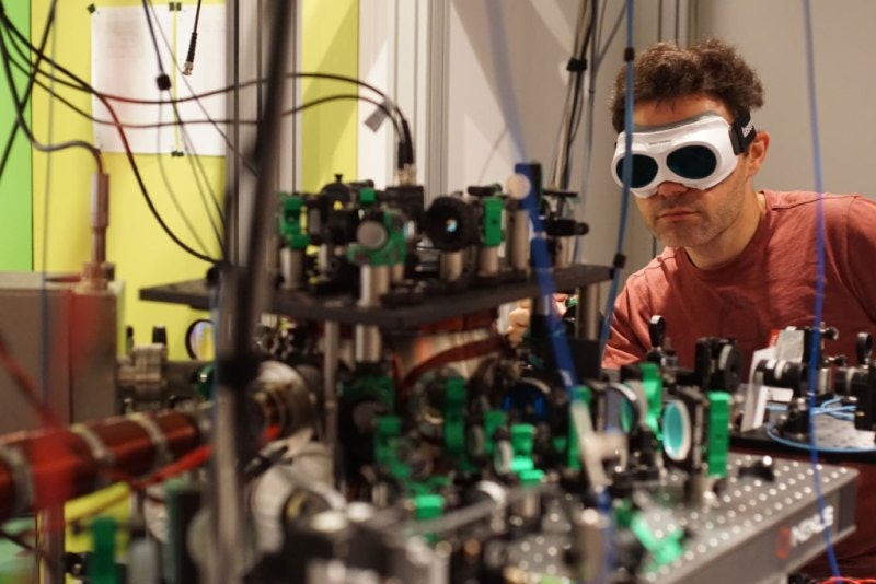 A picture of an engineer working at PASQAL quantum computing