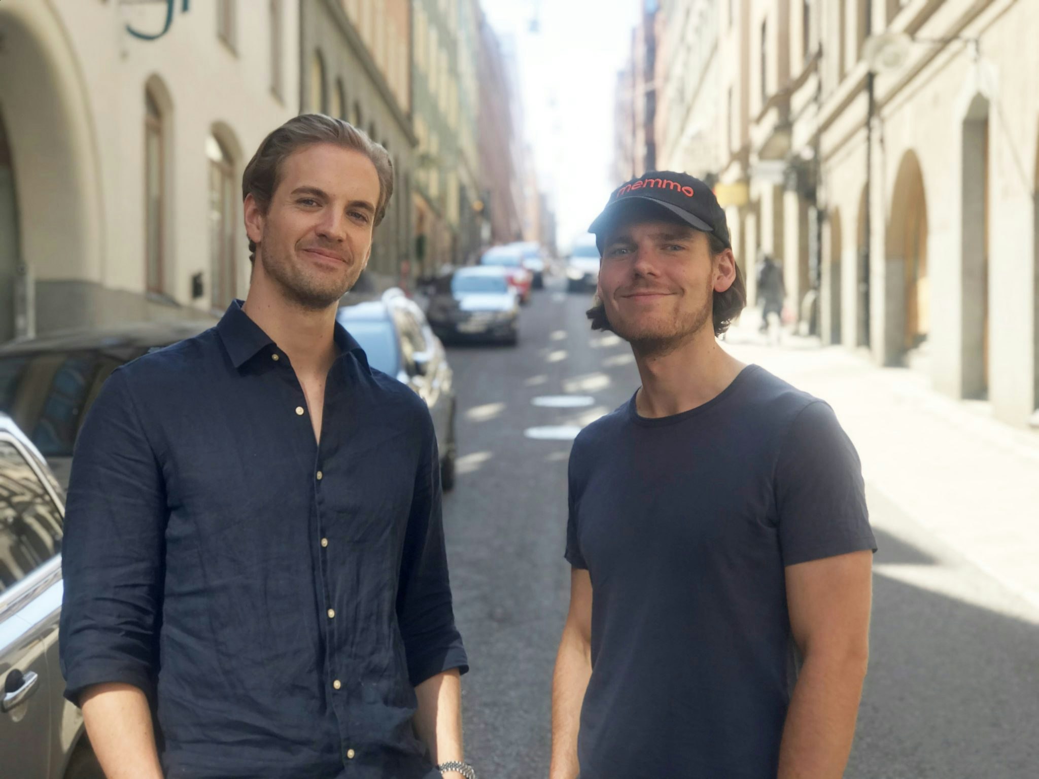 Memmo founders Gustaf Lundberg Toresson and Tobias Bengtsdahl standing next to each other on a street.