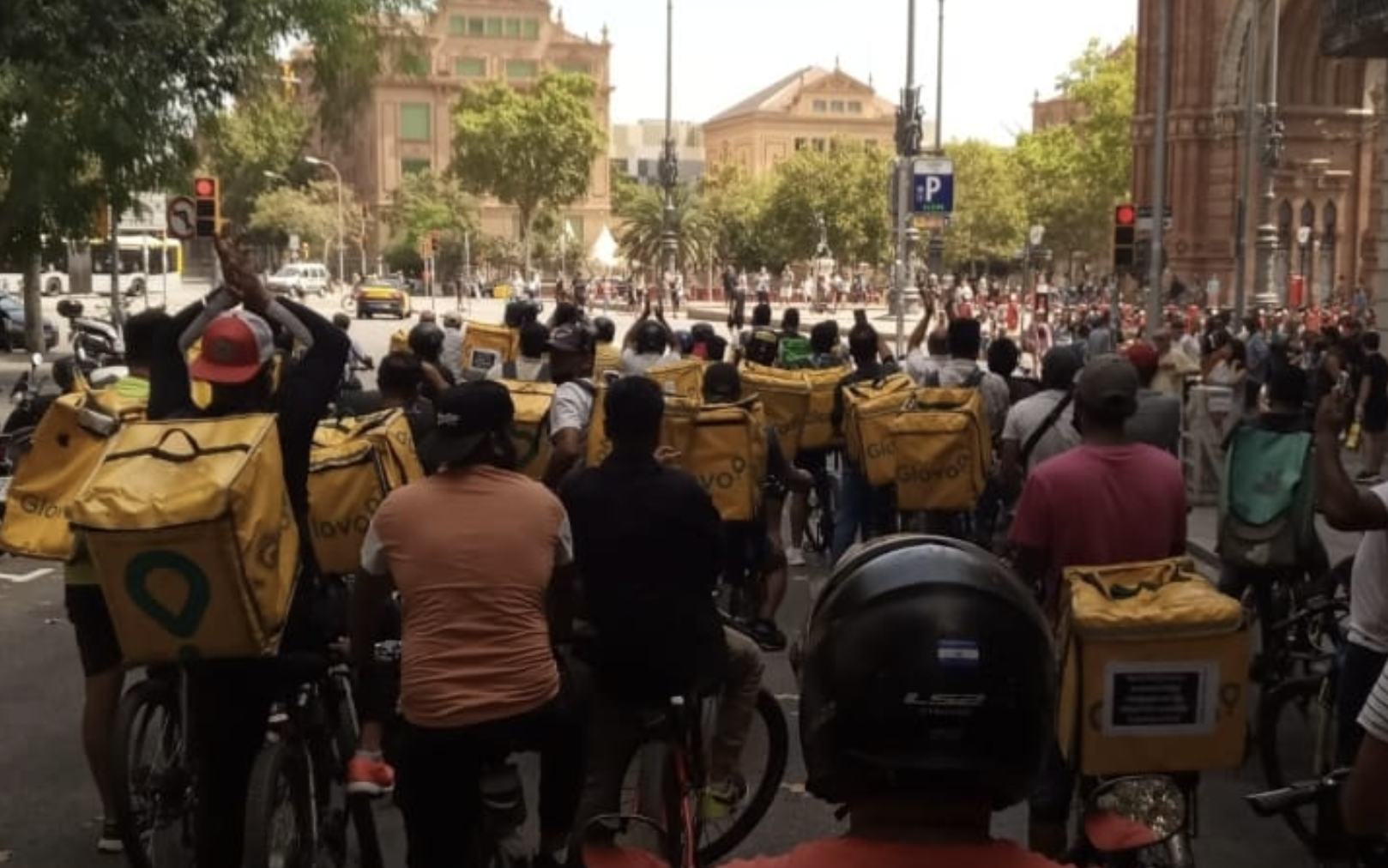 „Glovo“ koncertuojantys darbuotojai streikuoja dėl geresnio atlyginimo ir darbo sąlygų