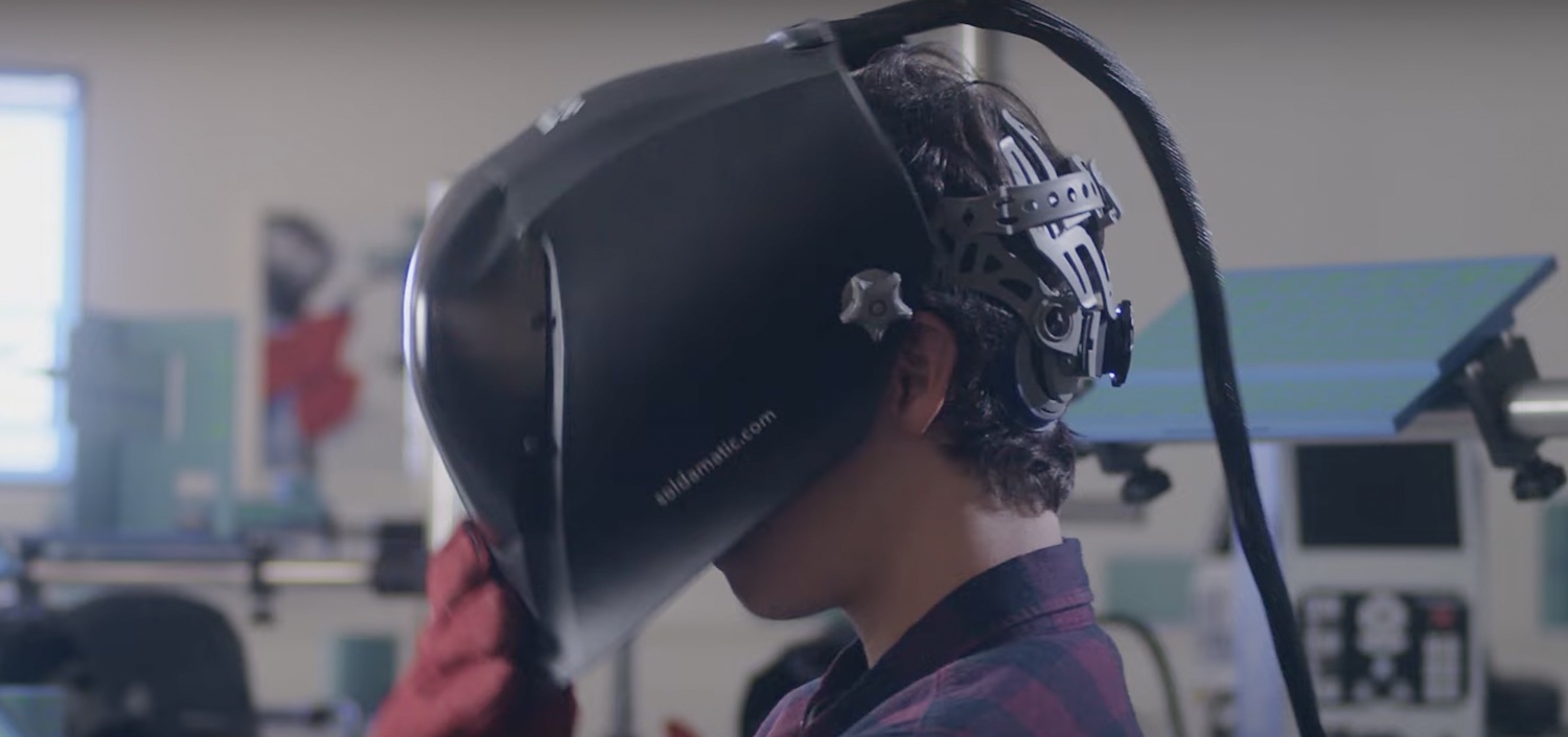 How can augmented reality help save the global manufacturing industry ...