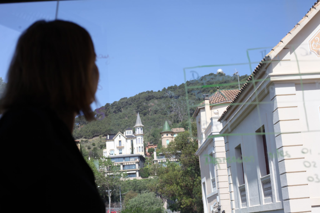 An image of Ana Maquies looking up at the Fabra Observatory telescope in Barcelona