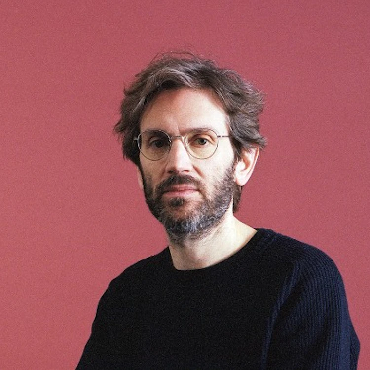 Headshot of Simon Beckerman, founder of Depop and Delli.