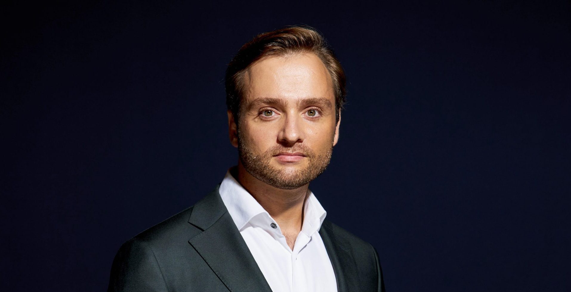 A landscape photo of Sven Jungmann against a dark black background