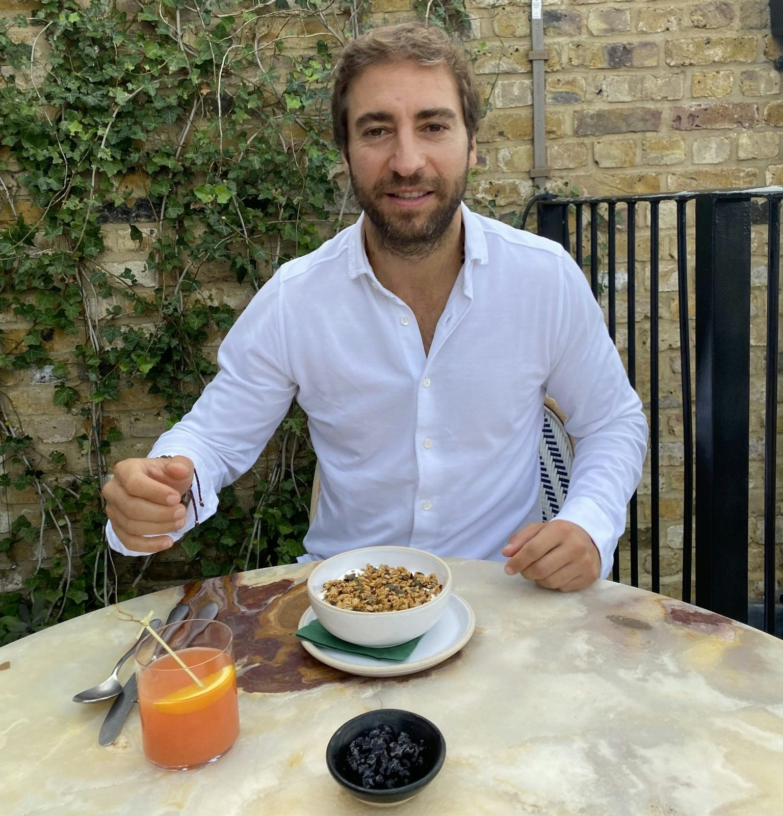 An image of Mathieu Flamini about to eat some granola