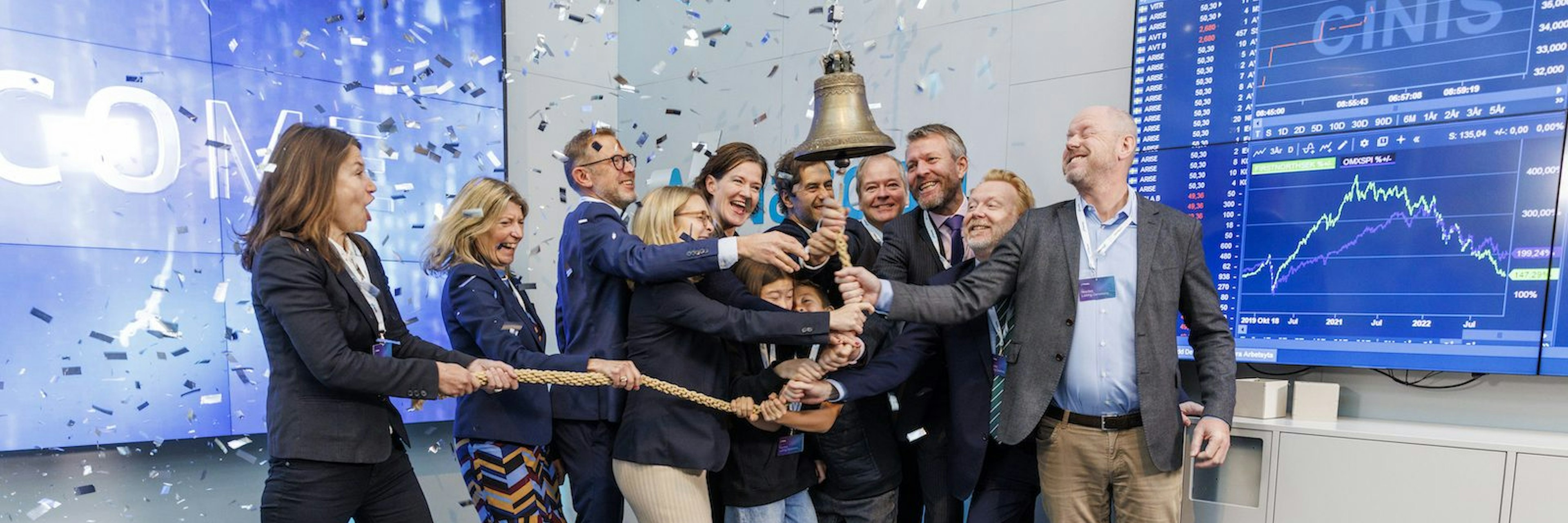 Picture of the team of Cinis Fertilizer ringing the bell at the stock market introduction.