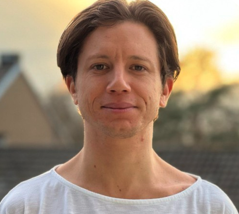 a headshot of Walter Masaracchio, digital nomad