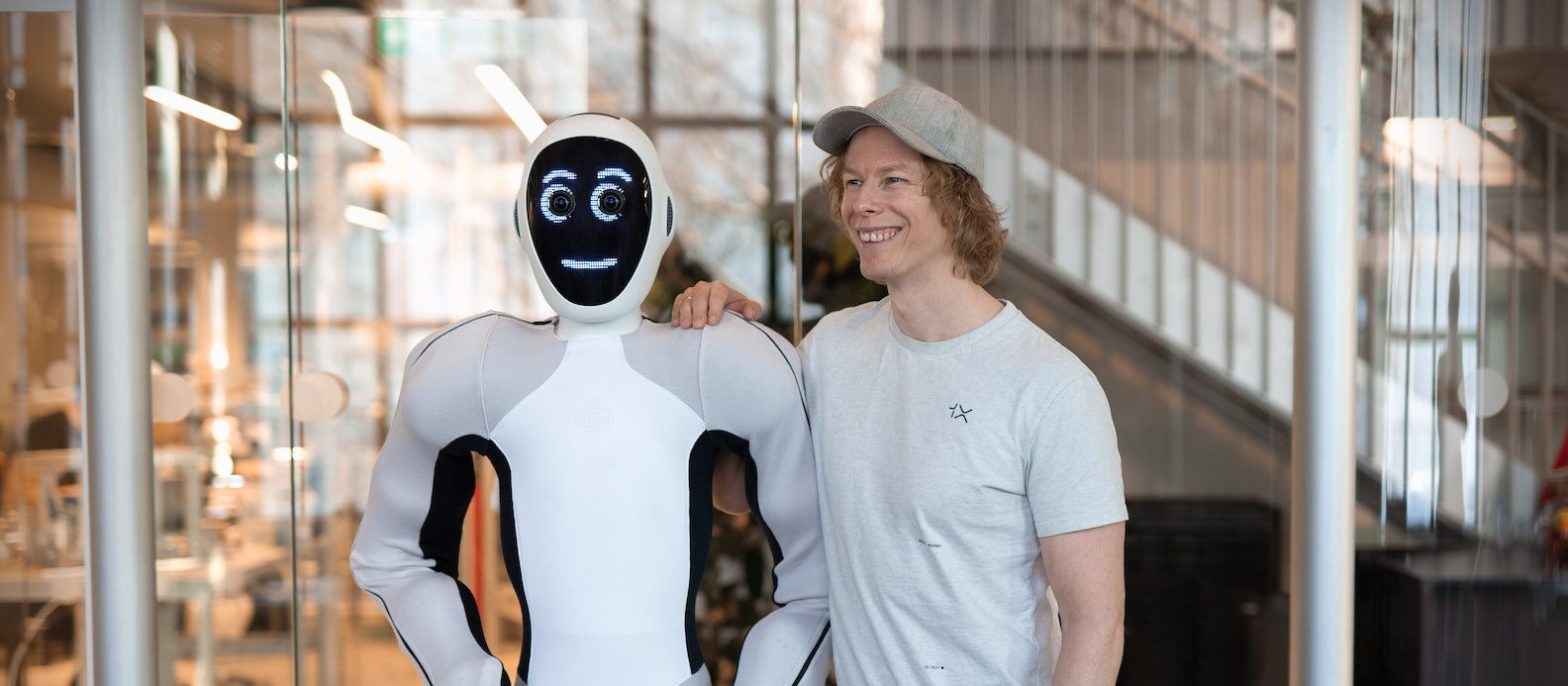 Picture of 1X's CEO Bernt Øivind Børnich and the android EVE
