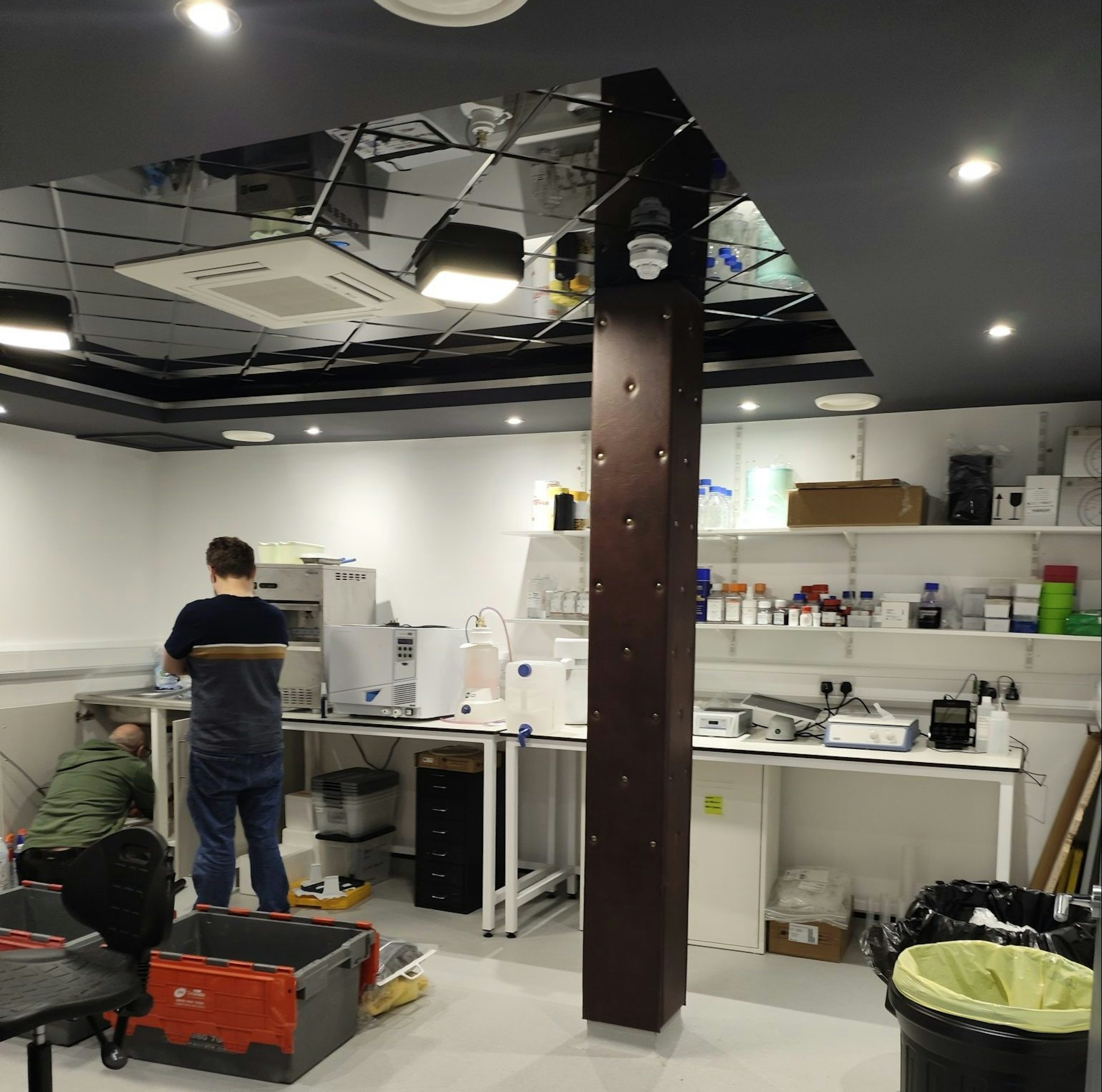 A brown padded pillar in the middle of a lab space 