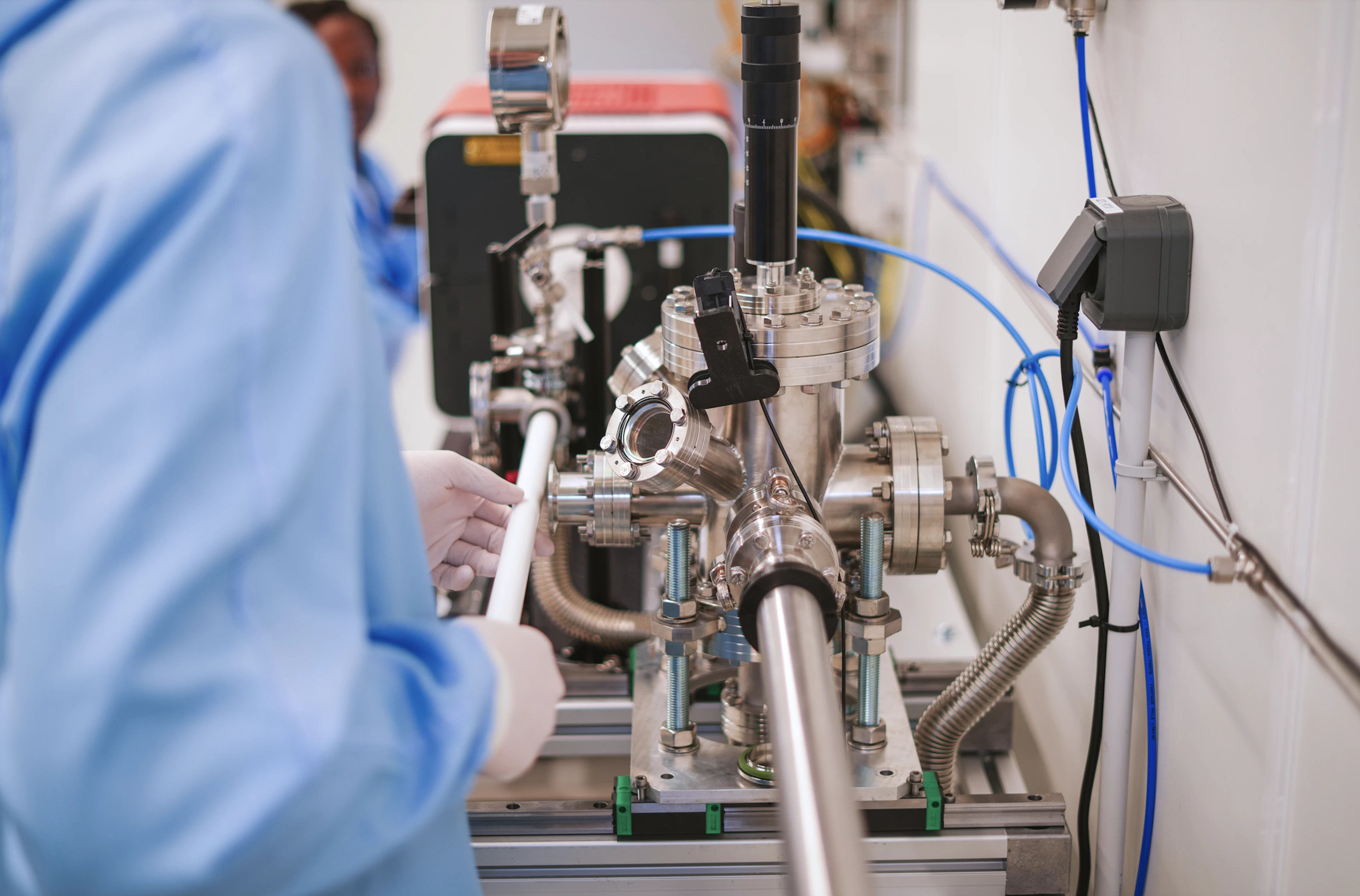A C12 employee working in the room where carbon nanotubes are grown. In the background, the "oven" where carbon nanotubes are produced